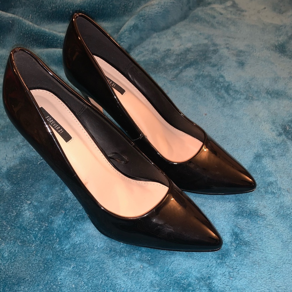 Black patent leather pump